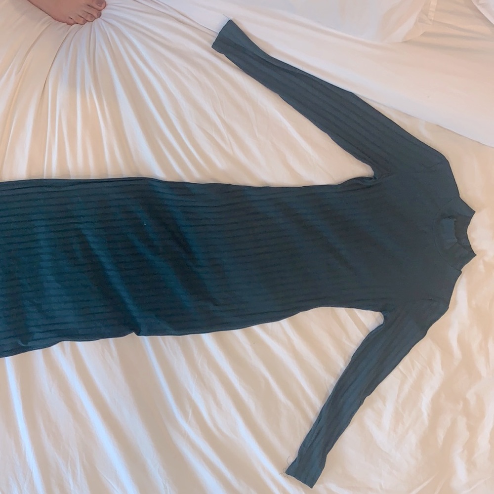 Mockneck mid-length dress with slit